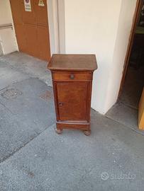 comodino in noce
