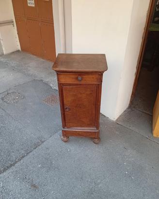 comodino in noce