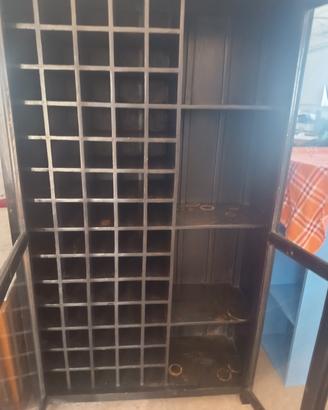 vetrina per bottiglie di vino