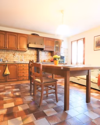 Rustico / Casale di 749 m² con più di 5 locali e b