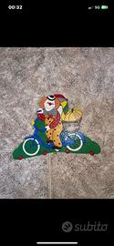 Appendiabiti vintage in legno clown su bicicletta