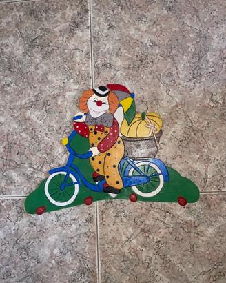 Appendiabiti vintage in legno clown su bicicletta