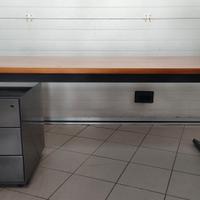 Scrivania da ufficio con cassettiera .