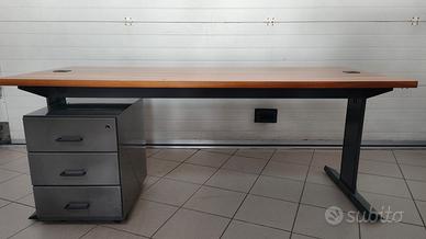 Scrivania da ufficio con cassettiera .