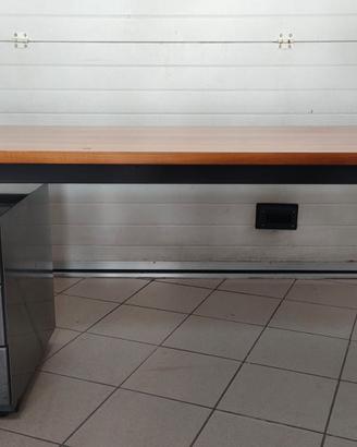 Scrivania da ufficio con cassettiera .