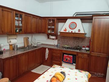 CUCINA in legno Noce con piano in granito 