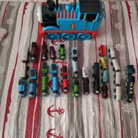 Lotto trenini Thomas + trenini non Thomas + pista