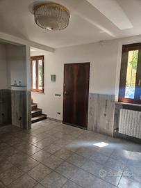 Casa indipendente con giardino e mansarda , zero s