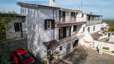 Villa bifamiliare 300 mq divisa in 2 appartamenti