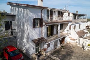 Villa bifamiliare 300 mq divisa in 2 appartamenti