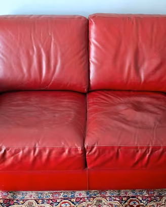 Coppia divani in pelle due posti di cui uno letto