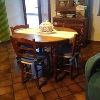 Tavolo da pranzo rotondo in noce, dal design elega