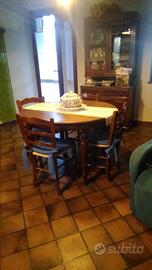 Tavolo da pranzo rotondo in noce, dal design elega