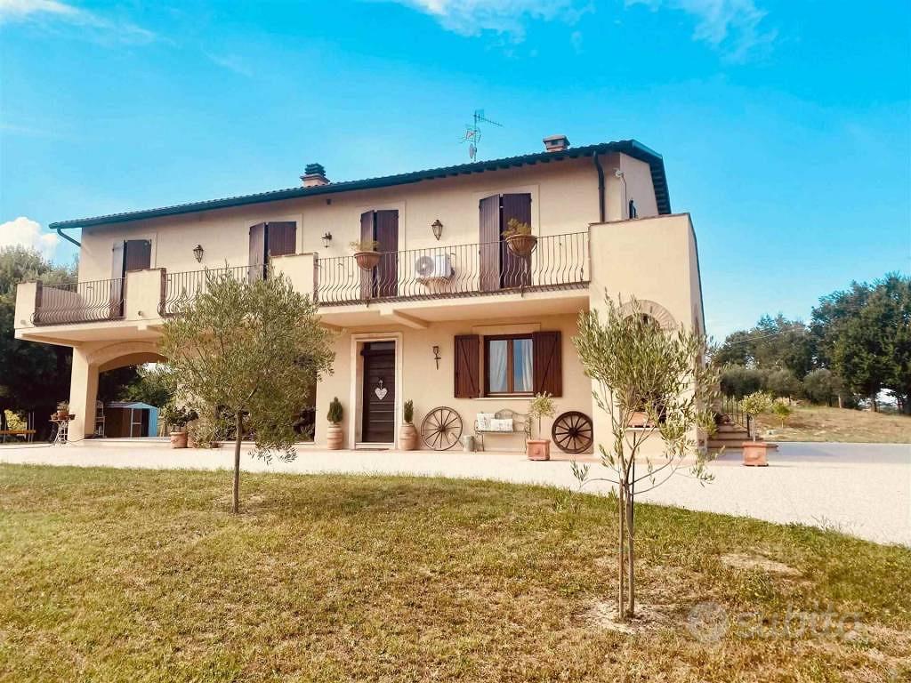 Rustico / Casale di 356 m² con più di 5 locali a M - Vista 2