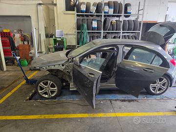 Pezzi di ricambio Mercedes A180 cdi 2015