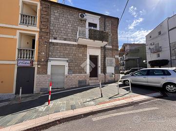 CASA SEMINDIPENDENTE A MONTENERO DI BISACCIA