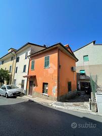 CASA SEMINDIPENDENTE A MASSA