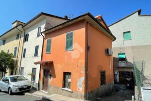 CASA SEMINDIPENDENTE A MASSA