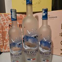 tre bottiglie vuote vodka Grey Goose 