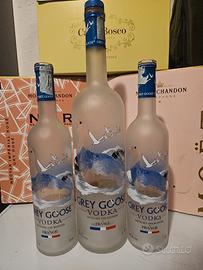 tre bottiglie vuote vodka Grey Goose 