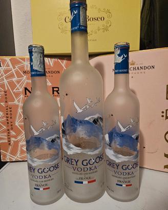 tre bottiglie vuote vodka Grey Goose 