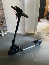 Monopattino NAVEE S40 (design Tesla Cybertruck)