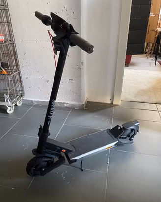 Monopattino NAVEE S40 (design Tesla Cybertruck)