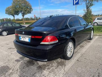 BMW 745i