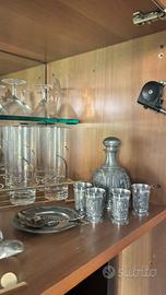 Set bottiglia con bicchierini color argento