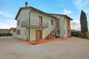 Montepulciano (SI), villa con giardino ed annessi