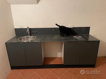 Cucina MESON’S con top in vetro - PARI AL NUOVO