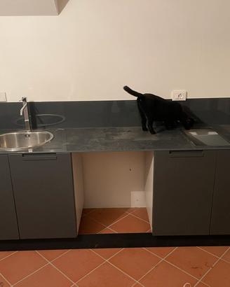 Cucina MESON’S con top in vetro - PARI AL NUOVO