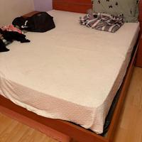 Armadio e letto matrimoniale.