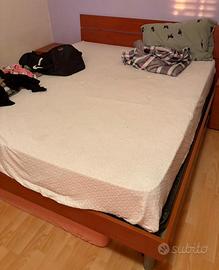 Armadio e letto matrimoniale.