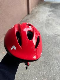 Monopattino e due caschi