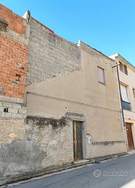 Casa indipendente con giardino totalmente da ristr