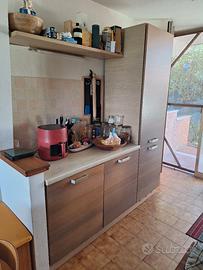 Cucina con elettrodomestici