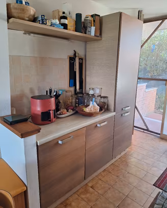 Cucina con elettrodomestici