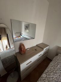 Arredamento completo con specchi inclusi.