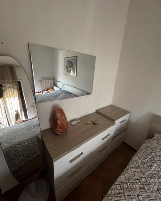 Arredamento completo con specchi inclusi.