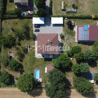 Villa con tre appartamenti