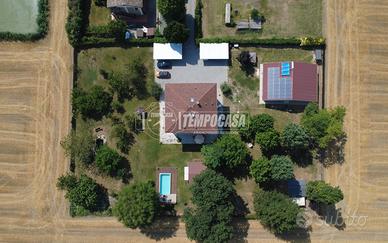 Villa con tre appartamenti