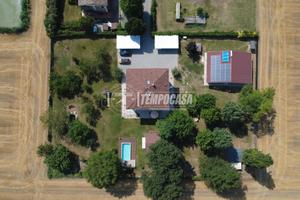 Villa con tre appartamenti