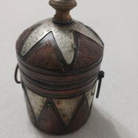 Porta tabacco o spezie di metallo inciso antico