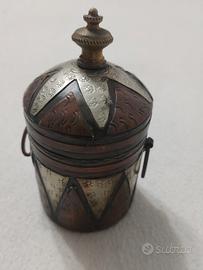 Porta tabacco o spezie di metallo inciso antico