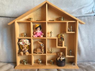 Bacheca casetta di legno con oggettistica