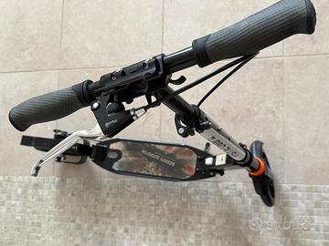 Monopattino professionale a spinta ripiegabile.