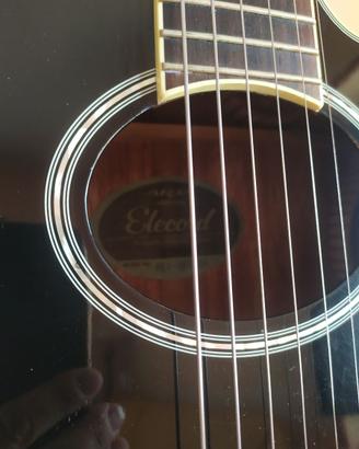 Chitarra acustica amplificata