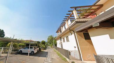 Ampio bilocale con doppi rispostigli e posti auto