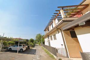 Ampio bilocale con doppi rispostigli e posti auto